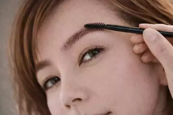 「【40代・50代】今っぽくて若々しい人は“眉を描きすぎない”。2026春・眉メイクの正解」の画像