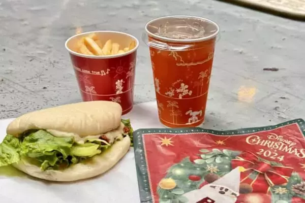 「【2024ディズニー・クリスマス】今だけしか食べられない！スペシャルメニュー＆可愛いフードスーベニアをチェック」の画像