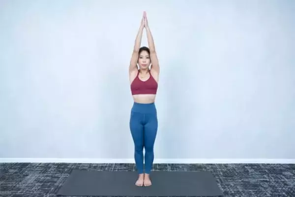 「腰まわりのもたつき解消へ。１日１分【骨盤から整えて“くびれ印象”を取り戻す】簡単ポーズ」の画像