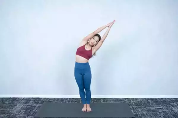 「腰まわりのもたつき解消へ。１日１分【骨盤から整えて“くびれ印象”を取り戻す】簡単ポーズ」の画像