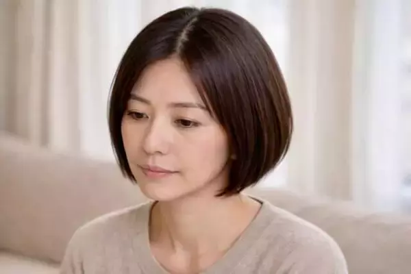 トップが潰れて見える。40代・50代のボブ＆ショートヘアがおば見えするのは“分け目”が元凶