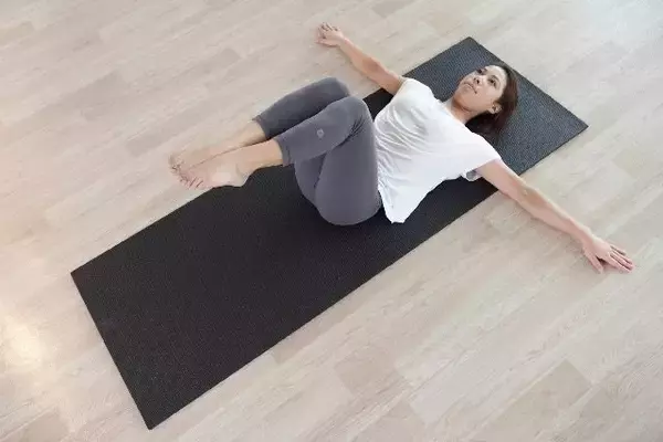 頑張っているのに「お腹だけ重い」人へ。寝たまま整えるだけで横腹のもたつきが消える簡単習慣