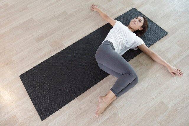 頑張っているのに「お腹だけ重い」人へ。寝たまま整えるだけで横腹のもたつきが消える簡単習慣