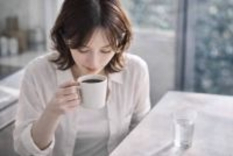 やせやすいのはどっち？朝食を抜くvs夜を控える。大人世代の“食事タイミング”の選び方