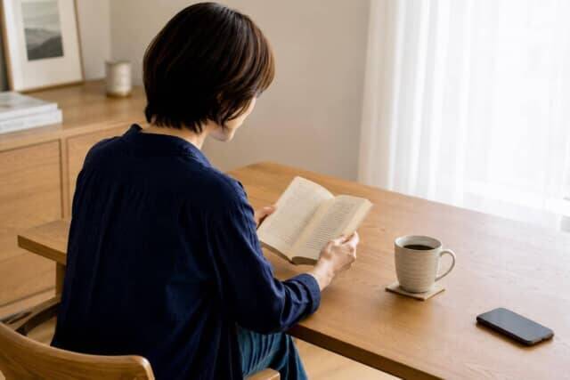 「人付き合いを減らしたい…」大人世代に増える“人間関係リセット願望”とは