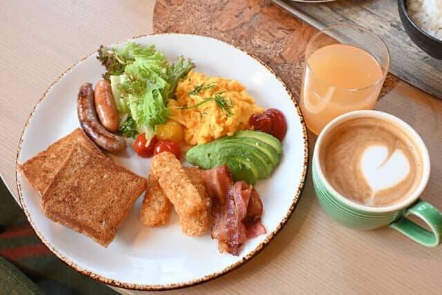 【キャプション by Hyatt 兜町 東京】のモーニングで、ゆったりとして居心地のいい朝を迎えました