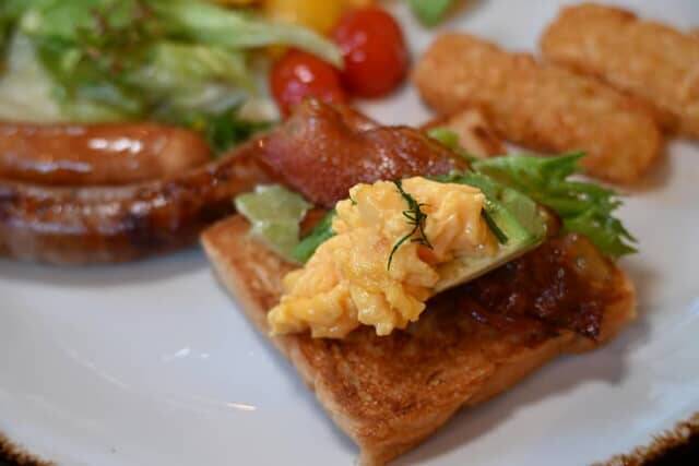 【キャプション by Hyatt 兜町 東京】のモーニングで、ゆったりとして居心地のいい朝を迎えました