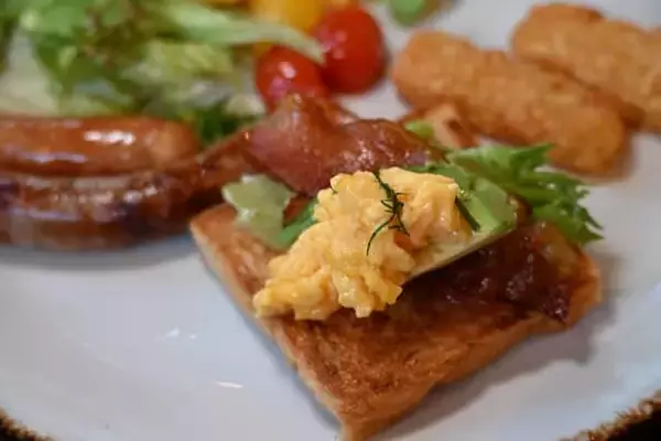 「【キャプション by Hyatt 兜町 東京】のモーニングで、ゆったりとして居心地のいい朝を迎えました」の画像