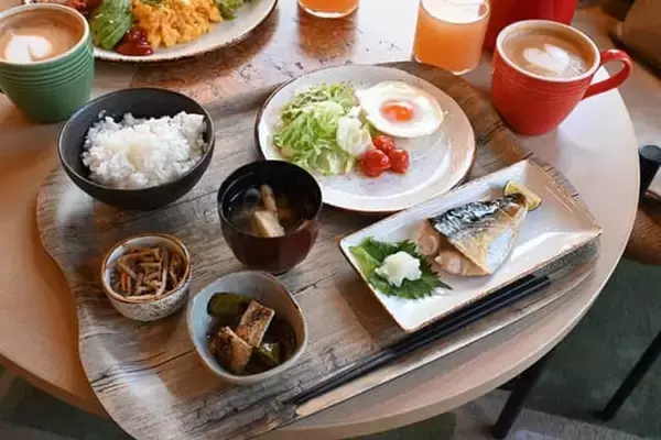 「【キャプション by Hyatt 兜町 東京】のモーニングで、ゆったりとして居心地のいい朝を迎えました」の画像