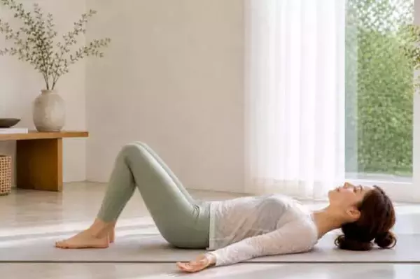 スッと細見え＆脚ラインが変わる。40代以降の“太もも裏の硬さ”をゆるめる簡単習慣
