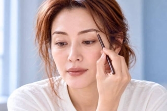 午後に眉尻だけ消える？ 濃く描きすぎないのが鍵、大人の「眉のお直し」