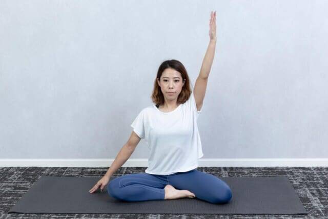 腰まわりが軽くなる。１日１回【お腹のくびれが目覚める】簡単“体側のばし”エクササイズ