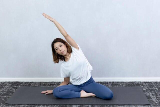 腰まわりが軽くなる。１日１回【お腹のくびれが目覚める】簡単“体側のばし”エクササイズ