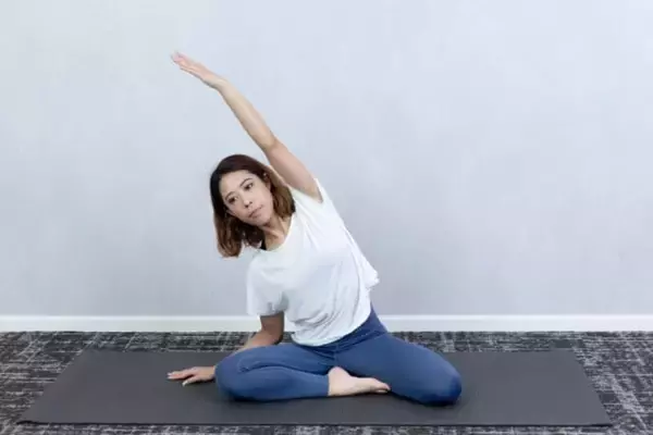 「腰まわりが軽くなる。１日１回【お腹のくびれが目覚める】簡単“体側のばし”エクササイズ」の画像