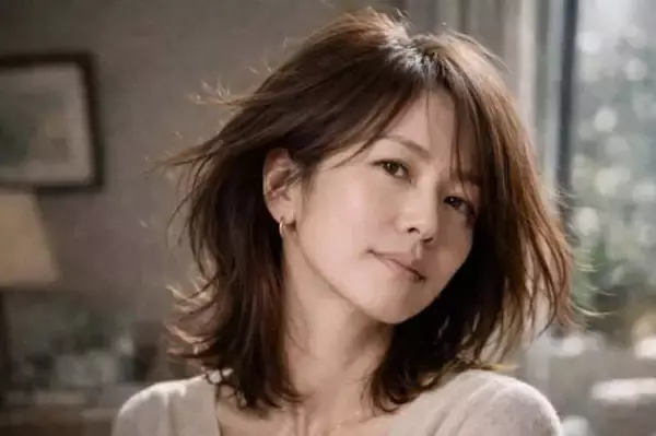 「【40代・50代】“くっきり分け目”が老け見えの原因に。今っぽく映える大人ヘアの整え方」の画像