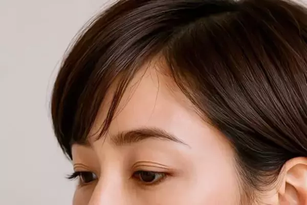 大人のショートヘアが一気にアカ抜け！冬こそ試したい“軽さとツヤ”を仕込む「簡単テク」