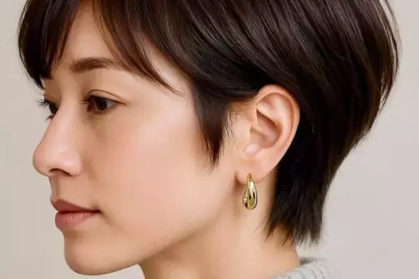「大人のショートヘアが一気にアカ抜け！冬こそ試したい“軽さとツヤ”を仕込む「簡単テク」」の画像