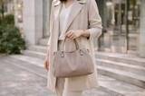 「【バッグ編】“おば見え”を回避するならこれ。2026春トレンド「大人の“買い足し”正解アイテム」」の画像2