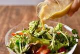 「『サラダ＝ヘルシー』は大間違い？ダイエット時は「ドレッシング太り」に要注意」の画像1