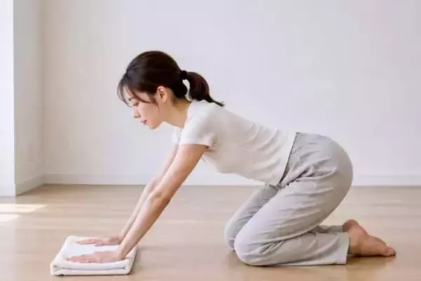猫背を直そうとして腰が反ってない？40代以降が見直したい“背中の上部”を伸ばす簡単習慣
