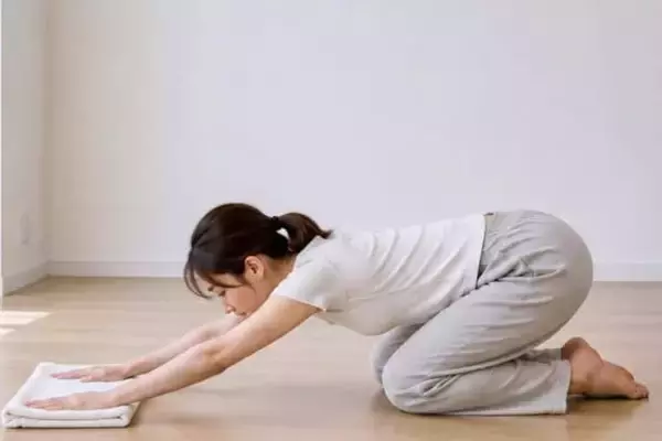 「猫背を直そうとして腰が反ってない？40代以降が見直したい“背中の上部”を伸ばす簡単習慣」の画像