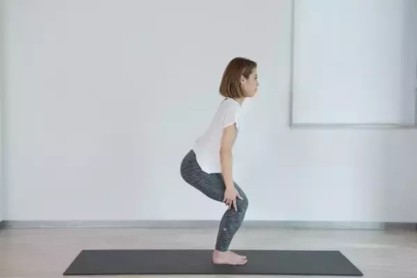 「頑張る運動じゃなくていい？40代以降の“下半身太り”を防ぐ簡単ポーズ」の画像