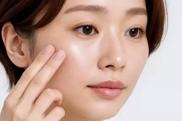 お疲れ顔が一瞬で“光をまとう肌”に！30代から差がつく【ツヤ肌ベースメイク】の極意