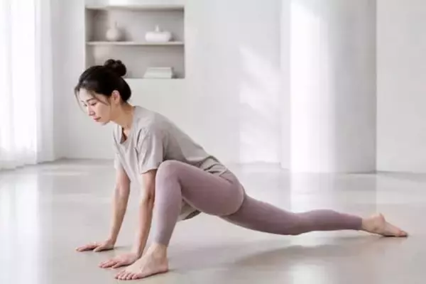 下半身の重見えは太ったからじゃない？40代以降が整えたい“股関節まわり”の簡単ストレッチ