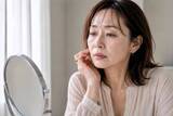 「「なんか疲れて見える…」40代・50代が見直したい“メイク下地のツヤ感”問題」の画像1