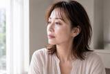 「「なんか疲れて見える…」40代・50代が見直したい“メイク下地のツヤ感”問題」の画像2