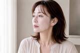 「「なんか疲れて見える…」40代・50代が見直したい“メイク下地のツヤ感”問題」の画像3