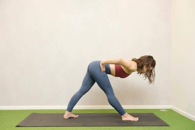 若々しく見える後ろ姿をキープするなら。１日１セット【腰周り＆背中を引き締める】簡単習慣