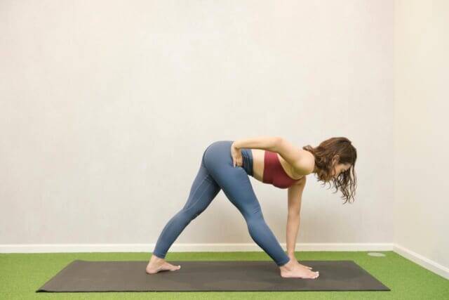 若々しく見える後ろ姿をキープするなら。１日１セット【腰周り＆背中を引き締める】簡単習慣