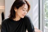 「【40代・50代】今っぽい人は“引き算”が上手。夏メイクを洗練させる３つのポイント」の画像1