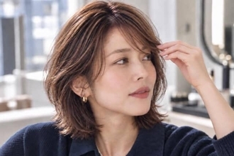 前髪を変えるだけで秋ヘアが見違える。大人に似合う「流しバング」のつくり方