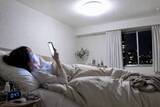 「寝る前の照明を変えただけで−２kgに成功。大人世代が見直したい“夜の過ごし方”」の画像1