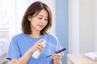 浮き毛を抑えるスプレー、髪へ直接かけてない？根元を潰さない「コーム使い」