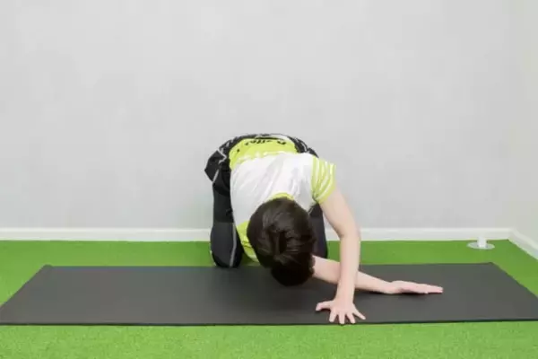 「肩こりの予防＆解消に。ほっそり上半身へ【肩甲骨周りの筋肉をほぐす】簡単ストレッチ」の画像