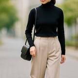 「昔のままだと“おば見え”。定番「黒タートル」は【コンパクト×抜け感】が正解です」の画像1