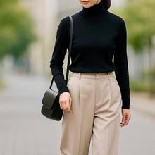 昔のままだと“おば見え”。定番「黒タートル」は【コンパクト×抜け感】が正解です