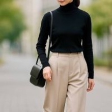 昔のままだと“おば見え”。定番「黒タートル」は【コンパクト×抜け感】が正解です