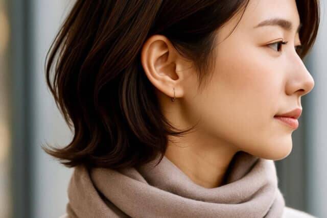 マフラーの日も“こなれ見え”。冬の大人ショートヘアは後れ毛とくびれで立体感をつくるのが正解