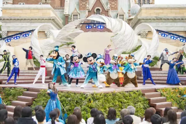 「25周年で今が行きどき！東京ディズニーシー“ジュビリーブルー”の絶景・限定グッズ・最新フード完全ガイド」の画像