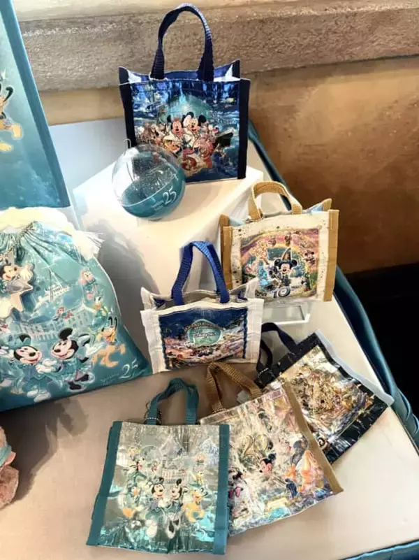 「25周年で今が行きどき！東京ディズニーシー“ジュビリーブルー”の絶景・限定グッズ・最新フード完全ガイド」の画像