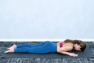 生理中の不調もやわらぐ。１日１セット【お腹をほぐして引き締める】簡単ポーズ