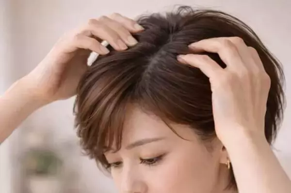 「【40代・50代】トップが決まらないと古く見える？ショートヘアを今っぽく更新する「分け目設計」」の画像