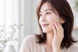 「鏡を見るのが楽しくなる。自然と若見えする大人メイクの新常識」の画像1