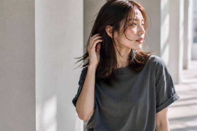 ツヤ重視 vs 抜け感重視、2026初夏に今っぽく見えるのはどっち？大人ヘアの正解バランス