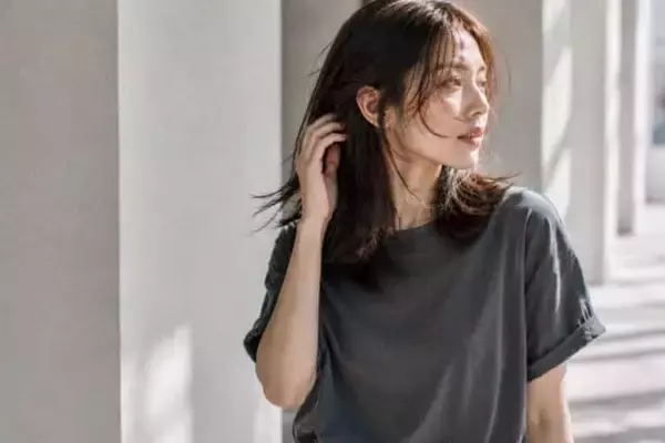 「ツヤ重視 vs 抜け感重視、2026初夏に今っぽく見えるのはどっち？大人ヘアの正解バランス」の画像
