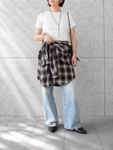 頑張ってないのに「普通のTシャツ」がなんか素敵。40代からのカジュアルが垢抜ける“３つの着こなしルール”